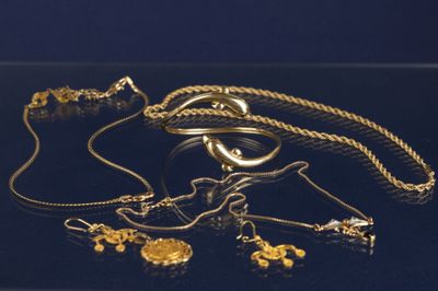 beaucoup de bijoux en or sur une surface noire