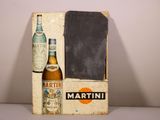 une bouteille de martini à côté d'un tableau noir