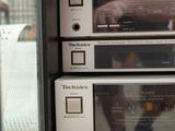 une machine posée sur un comptoir devant une fenêtre