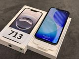 une boîte ouverte contenant un téléphone, posée sur une table