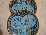 trois assiettes posées par terre