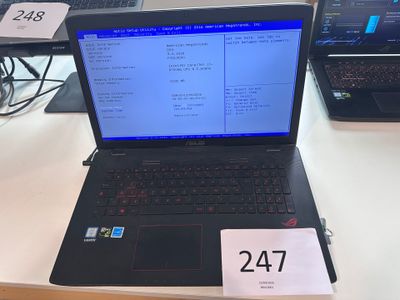 un ordinateur portable posé sur un bureau, avec une étiquette de prix dessus