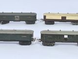 beaucoup de petits trains miniatures posés sur une surface blanche