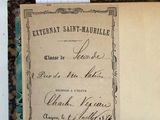 un vieux livre écrit posé sur une table