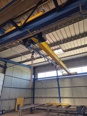 une grue suspendue au plafond d'un bâtiment