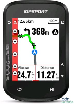 un gros plan d'un appareil GPS sur fond blanc