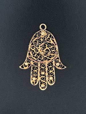 Pendentif en or jaune 585 millièmes filigrané figurant une m…