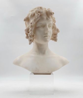un buste en marbre blanc représentant une femme aux cheveux bouclés