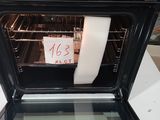 un four noir dans lequel se trouve un rouleau de papier toilette