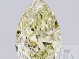 un diamant jaune en forme de poire monté sur un socle noir