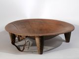 une photo d'un bol en bois posé sur une table en bois