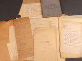 quelques vieux papiers sont empilés les uns sur les autres sur une table