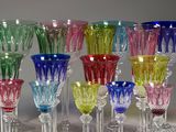 de nombreux verres à vin de différentes couleurs alignés sur la table