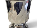 une coupe en argent posée sur un socle