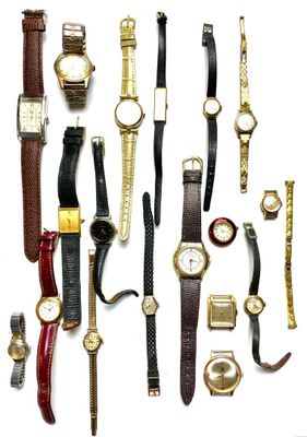 de nombreuses montres disposées côte à côte sur une surface blanche