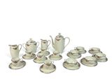 beaucoup de tasses à café et de soucoupes sur la table