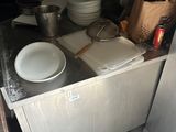 un plan de travail de cuisine sur lequel sont posés de nombreux plats