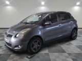 la photo d'une voiture argentée garée dans un garage