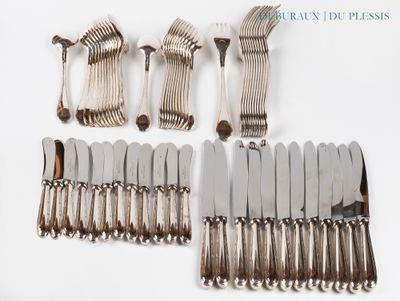 beaucoup d'argenterie sur une table blanche