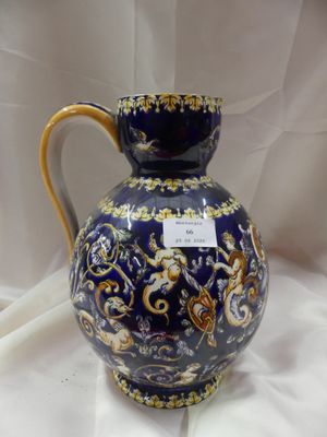 un vase bleu et or muni d'une étiquette