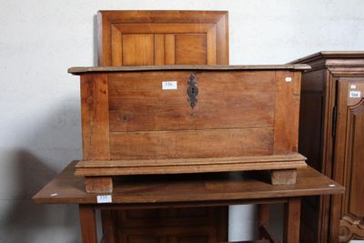 un coffre en bois posé sur une table en bois