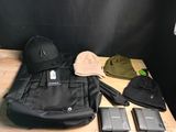 un chapeau, un téléphone portable, un portefeuille et d'autres objets disposés sur une table
