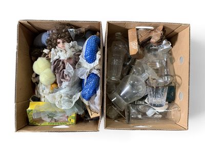 deux poubelles posées sur une table