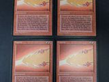 quatre cartes du jeu de cartes à collectionner Pokémon