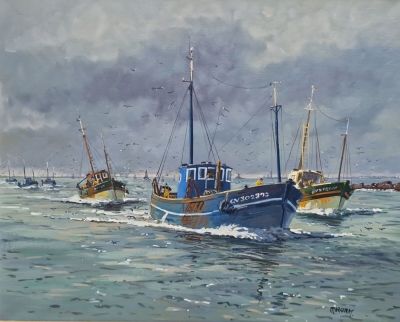tableau représentant un groupe de bateaux sur l'eau, avec des oiseaux volant au-dessus d'eux
