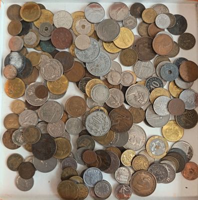 beaucoup de pièces dans une boîte blanche posée sur une table