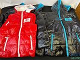 deux vestes posées sur un lit