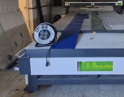 une image d'une machine qui travaille sur un morceau de bois