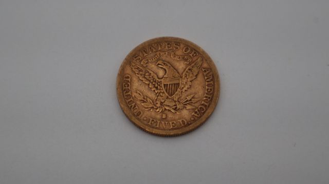 Une pièce de monnaie en or à valeur faciale de cinq dollars USA L...