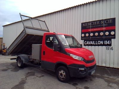un camion rouge garé devant un bâtiment