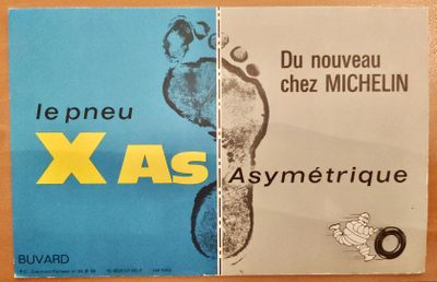 deux livres sont posés l'un à côté de l'autre sur une table