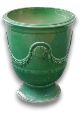 une jardinière verte posée sur un socle