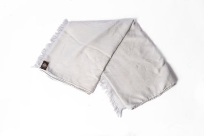 deux serviettes blanches pliées l'une sur l'autre sur une surface blanche