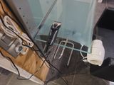 un sèche-cheveux posé sur une table