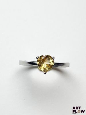 un gros plan d'une bague sertie d'une citrine en forme de cœur