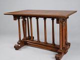 une très vieille table en bois surmontée de colonnes