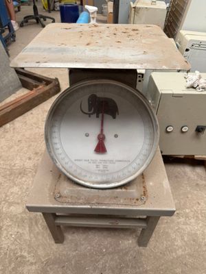 une balance posée sur une table