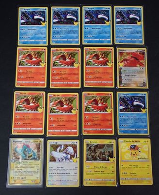 il y a beaucoup de cartes Pokémon sur la table, dont un grand nombre