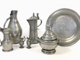 beaucoup d'objets en argent posés sur une table
