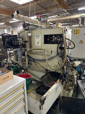 une photo d'une machine en train de travailler sur une feuille de papier