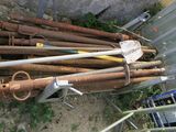 un tas de vieux tuyaux rouillés et d'autres outils dans la cour