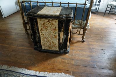 une photo d'une chambre à coucher avec un lit et une table