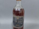 l'image d'une bouteille d'alcool posée sur une table