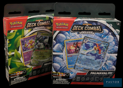 deux paquets de cartes Pokémon exposés dans un magasin