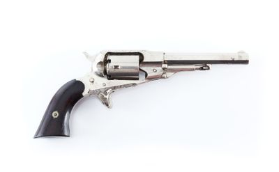 un revolver argenté à crosse en bois sur fond blanc