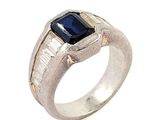 l'image d'une bague contenant une pierre bleue